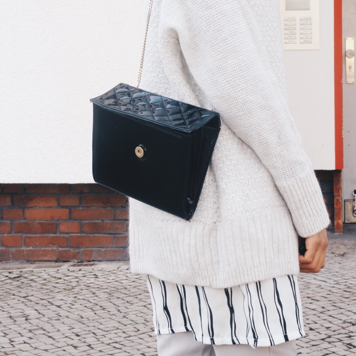 Layering trend, schwarze vintage Tasche, gestreiftes Kleid, H&M Pullover