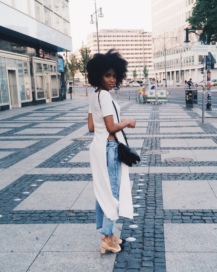Sommer in Berlin: Sommeroutfit und Aktivitäten, Modeblog-Berlin-Mom-jeans-kombinieren-afro-haare