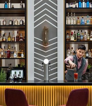 Art'otel Berlin Mitte, upside_down_bar_bartender_mix